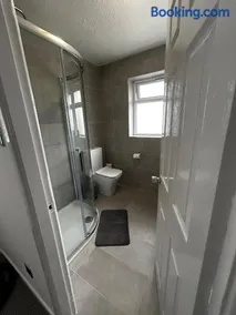 Wessex Stays - Spacious 1 Bedroom Property - Image 4