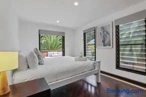 Luxe Thirroul Home, Pool Spa Home Theatre - Image 4