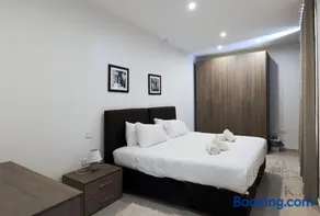 Large 3BR Flat with Exceptional Marina Views - Image 3