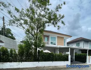 Spacious Modern Home & Garden Perfect for Families - Image 1