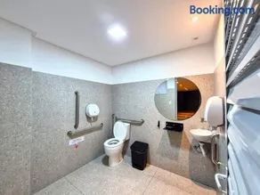 2-bedroom apartment with pool, gym and views from the 35th floor! - Image 3