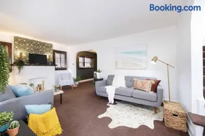 Cozy & Convenient Getaway 3BD 2BA Dog Friendly - Image 1