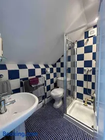 Top of Family Occupied House Double Room with Free Parking in York - Image 5