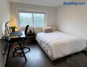 Modern Newly-Renovated Suite Free Parking - Image 2