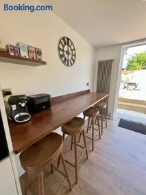 Olive Tree Brighton-Bright & Spacious 4 bedroom home with Garden & Free parking - Image 2