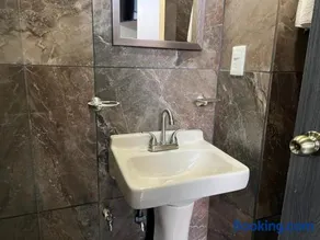 Alojamiento Suite con Aire Acondicionado y Estacionamiento ubicado a 1 cuadra del Parian en Centro Tlaquepaque Privada e Independiente - Image 2