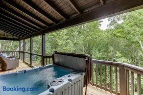 Gold Peak Treehouse Near Helen, Georgia - Image 2
