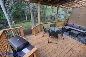 Cozy Retreat with Fire Pit, Deck, BBQ, Right Off I-5 - Image 4