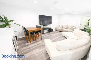 Spacious home with pool & BBQ grill - Image 4