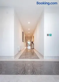 High End 1 BR Apt, 2 Beds Desirable Chigwell CHCL F3 - Image 2