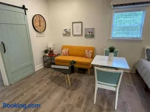 Beautifully Renovated Studio 2 miles from Marina! - Image 4