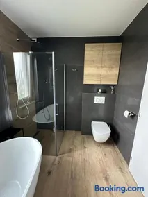 Moderny luxusny domcek s vyhladom na zamok - Image 5