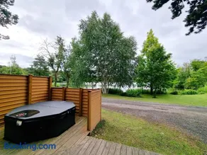 Oak Lodge 8 Hot Tub - Image 1