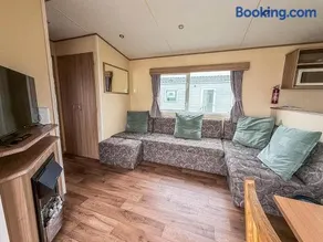 8 Berth Caravan With Decking At California Cliffs Near Scratby Beach Ref 50002E - Image 2