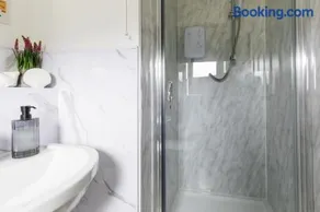 Modern 4-Bed House in Central Telford with Parking, Contractor Friendly - Image 4