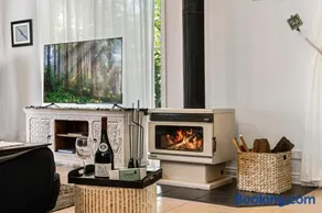 Elevata Villa Montville - Magnesium Spa & Fireplace set in a Lush Tropical Garden - Image 3