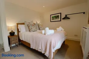 The Little Chantry - Hot Tub, Riverside, Pet Friendly - Image 5