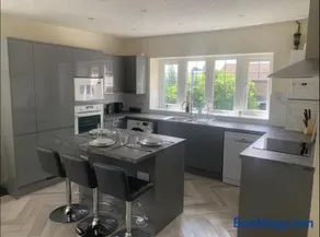 Modern 2-Bed Apartment in Bury, Sleeps 5 - Image 4