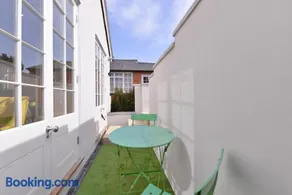 1 bedroom flat in centre of Odiham- free parking - Image 2
