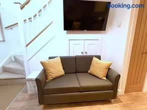 Glastonbury Hidden Passage, Split Level 1 Bedroom Apt - Image 3