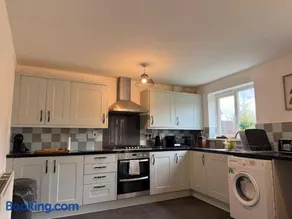 Cambridge CB23 Townhouse 4 Beds with Parking & Free Wifi - Image 2