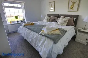 Coastal Cottage, Private Hot Tub & Sauna Sleeps 2-8 with Views - Image 5
