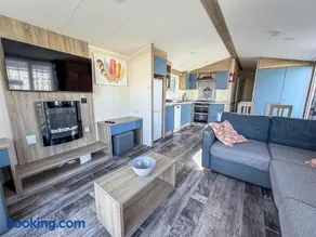 Lovely Caravan With Decking At Broadland Sands In Suffolk Ref 20178Bs - Image 4