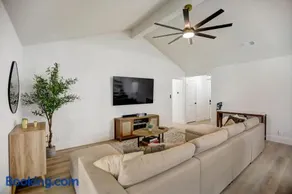 Custom Designer Home. Sleeps 9. Close to domain Q2 - Image 4