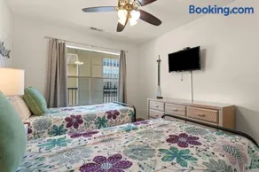 Luxury Lake Vacation at Emerald Pointe - Image 3