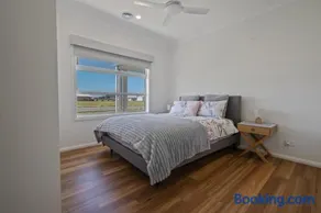 Large 6 Bedroom Home - Image 2