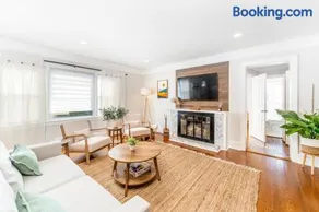 Ardmore Neighborhood Gem - pet and kid friendly - Image 2