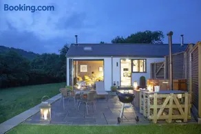The Bolt, Nr Wells - Hot Tub - Free Parking & WiFi - Rural Views - Image 4