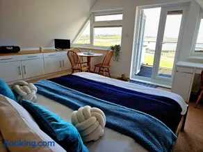 The Hamptons - Entire Seafront Property with Stunning Sunsets - Image 3