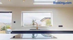 The Bungalow by The Garden Spa Stays, 4 bed, Sauna - Hot Tub - Ice Bath - Image 5