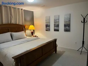 Licensed spacious basement suite with one king-size bed - Image 2