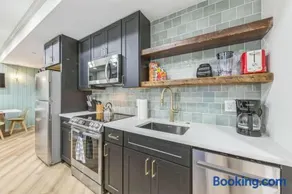 Bi-Level 2BR w Rooftop - Sleeps 12 - 10 min to DT - Image 1