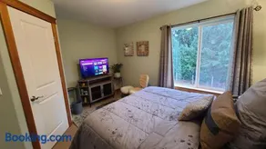 Mt Rainier Way Bedroom with Private Full Bath - Image 2