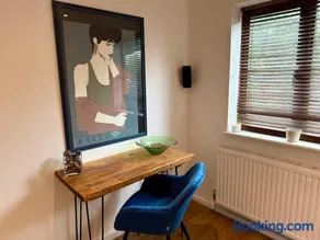 Modern 2-Bedroom House In Worcester, Free Parking & Near M5 - Image 1