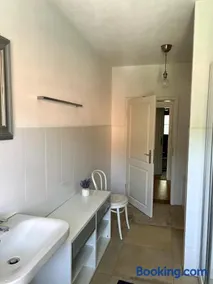 Modern Dream Holiday Apartment with Balcony & Wi-Fi - Image 3