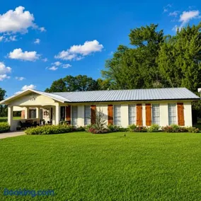 Spacious Southern Retreat - Sleeps 10 - 5 Beds - Image 1