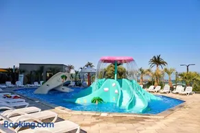 Deluxe Apartment Spa n Pools Beach resort - Image 4