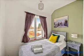 Large House with Parking and Garden - Sleeps 7 - Image 3