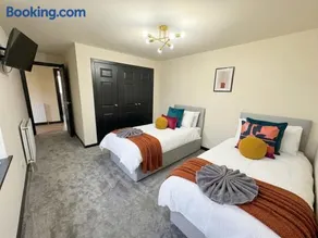 3BR, 5 Beds, Free Parking - Long Term Stay - Image 3