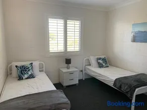 Sunny, 2-bedroom apartment with pool, 200m from Caseys beach - Image 3