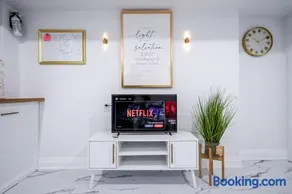 Bright Modern 1BR Suite Free Parking Fast WiFi Self Check-In - Image 2