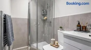 Spacious 7-Bedroom House in a Great Location with Wi-Fi - Image 5
