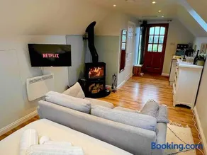 Private Countryside Annexe with Exclusive Wood Burner, Outdoor Hot Shower & Views - Image 5