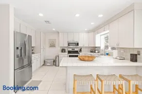 6BR 3BA Heated Pool Miami Vacation - Image 2