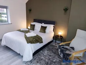 3-Bedroom Leeds Beach Home - 8 minutes to City Centre, Free Private Parking for 2 Cars, 70" Smart TV, Projectors in Bedrooms, Free WiFi - Ideal for Family and Contractors - Image 2