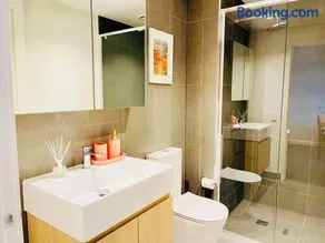 Comfy unit in front of Crown w/ Free Parking - Image 5